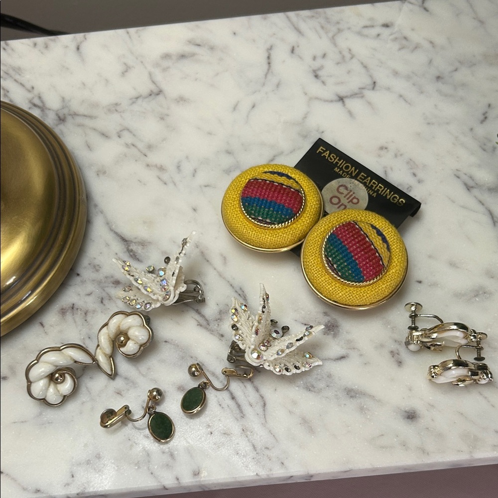 Bundle of 7 clip on earrings - Unbranded